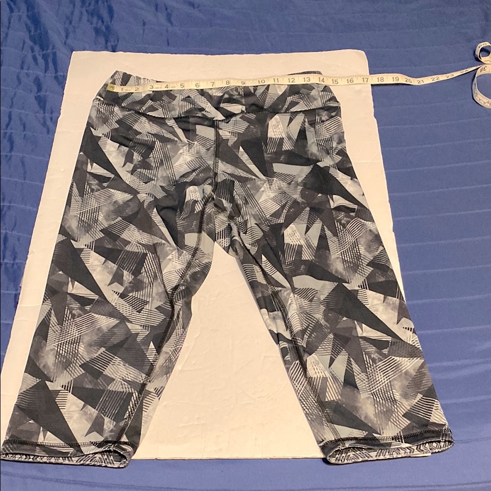 Marina capri leggings. Geometric Patterned in black, gray and white. No size tag